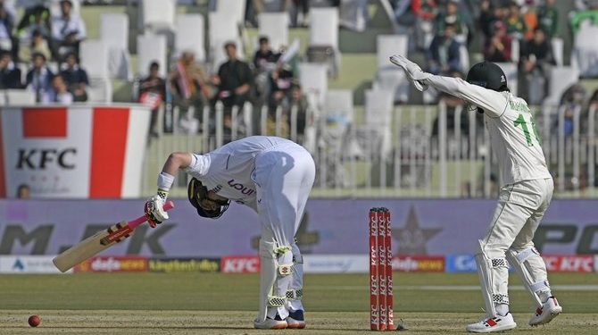 Pakistan's wicketkeeper Mohammad Rizwan (R) makes a successful leg before wicket (LBW) appeal against England's Ben Duckett (L) during the first day of the first cricket Test match between Pakistan and England at the Rawalpindi Cricket Stadium, in Rawalpindi on December 1, 2022. (Photo by Aamir QURESHI / AFP)